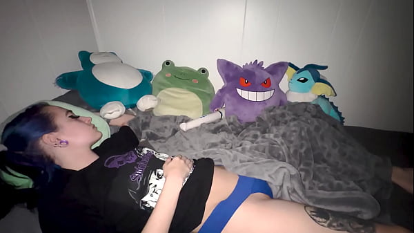 Irmão é flagrado sentindo o cheiro do vibrador da meia-irmã gostosa enquanto ela na cama!