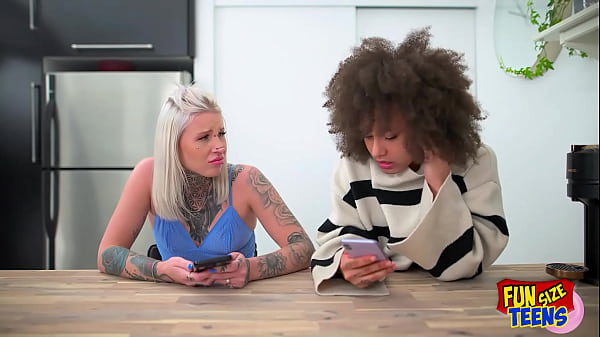 FunSize Teenagers - Een Interraciale Threesome met Twee Kleine Meisjes