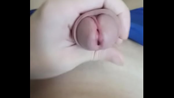 O cara sacode o pênis e sente prazer