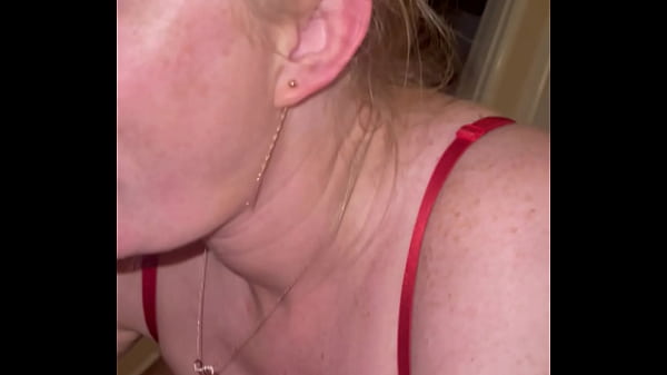 Szexi testvér imád szopni és nyelni a faszokat