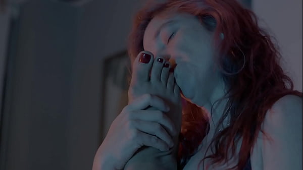 Lábujjak szopogatása és nedves punci nyalása