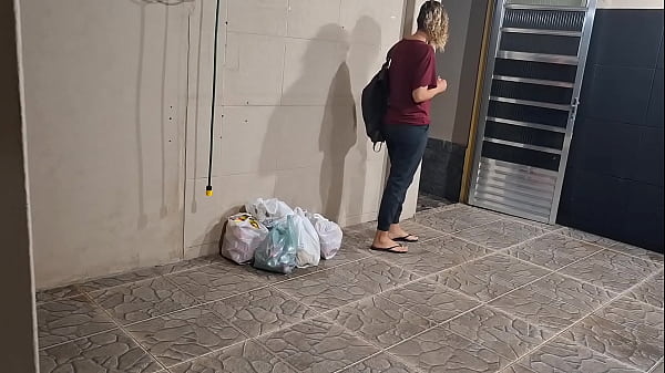 College students skip class and have sex behind the school in secret