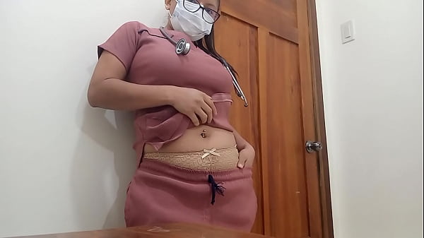 vieja sucia de la limpieza hace porno casero en su lugar de trabajo, ella cree que su cuerpo usado y sus tetas naturales, puede con grandes penes y sexo intenso