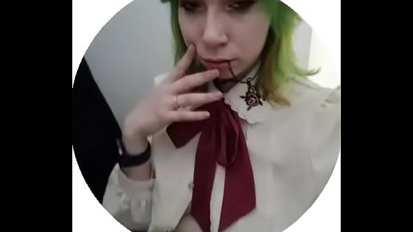 Развратная неформалка играется в общественном туалете