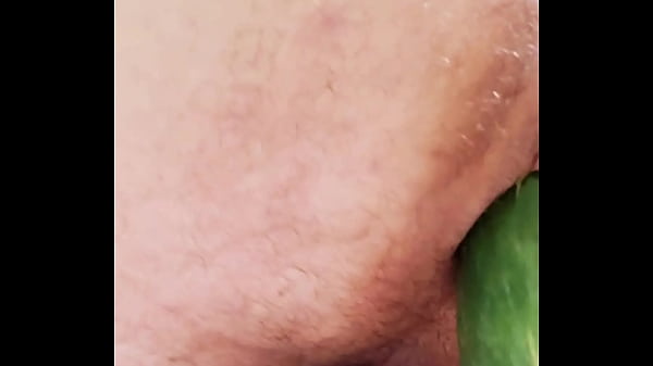 Szeretem az uborkát a seggemben érezni