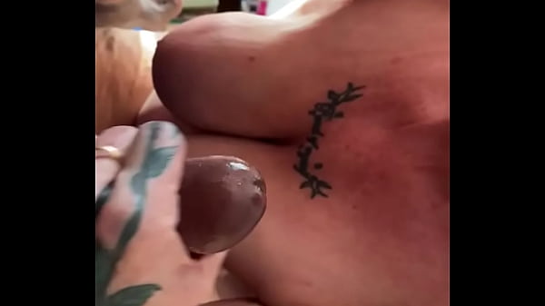 De buurvrouw wou wat puck terwijl der man werkt