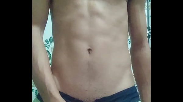 Novinho cheio de leite dentro do short