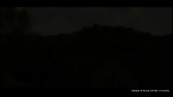 A gracinha asiática Lady Mai fica ferrada na bunda enquanto faz um boquete