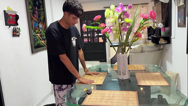 Kemény dugás a várandós lánnyal, aki spriccelve élvez el