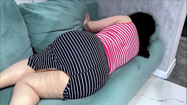 Os quadris largos e a bunda grande da madrasta excitaram o enteado e eles fizeram sexo