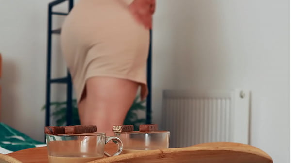 Faire l'amour sensuel avec des seins rebondissants. J'aime ma femme qui se retourne