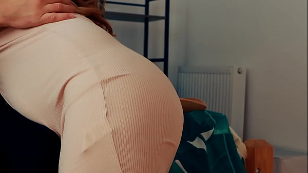 Faire l'amour sensuel avec des seins rebondissants. J'aime ma femme qui se retourne
