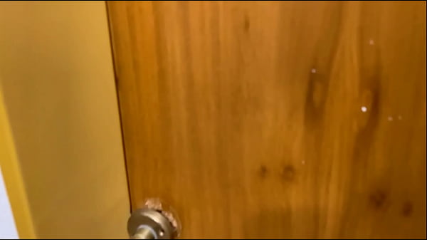 Profesor de aerobico me encuentra en el baño y me coje antes de que llegue mi novio