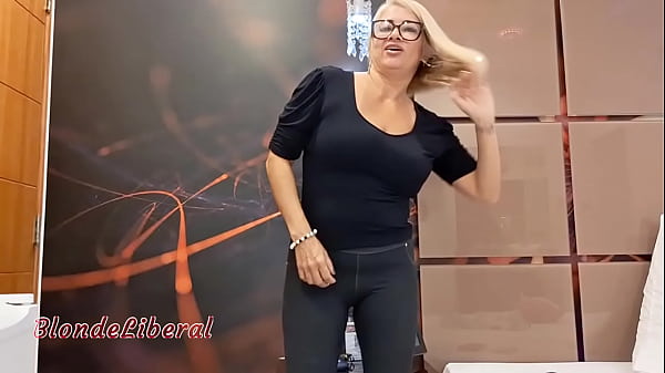 Fui atender um fã no motel que gosta de gozar no rosto. Mas ele gozou nos meus óculos e se foi. Então fiz uma chamada de vídeo pra outro fã