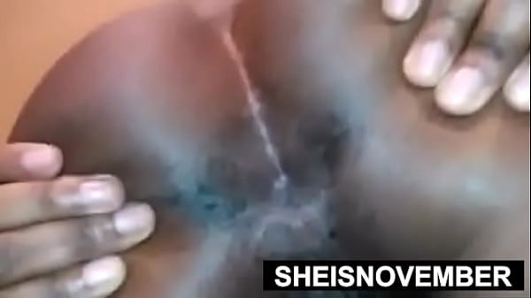 Bunda coberta de pelos, puxada para fora, pequena vadia negra Sheisnovember a despir-se, seios gigantes naturais e mamilos duros, usando meias até à coxa, cona exposta, erótico atraente
