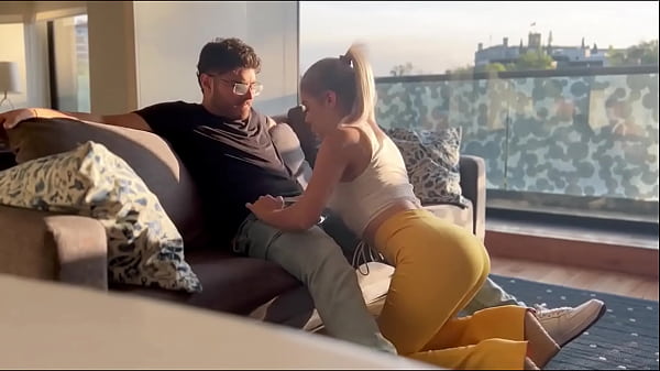 ME FOLLO AL MEJOR AMIGO DE MI MARIDO EN LA SALA DE ESTAR MIENTRAS LO ESPERA PARA IR A JUGAR FUTBOL Y ME DEJA EL COÑO LLENO DE SEMEN