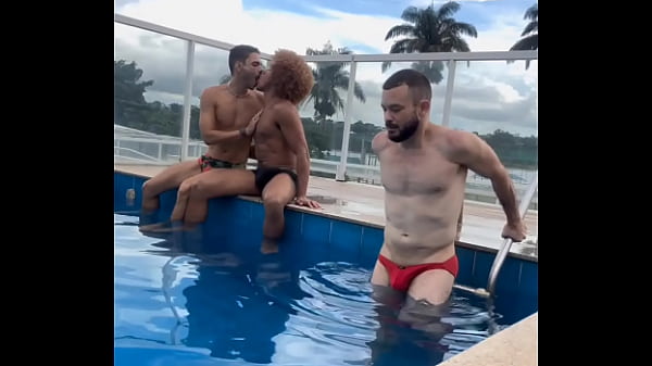 Reverzamento de Rola na cu do boy na Piscina do Hotel – Assista Completo
