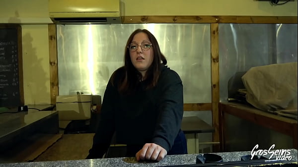 Lily, serveuse coquine, veut une bite pour sa chatte mouillée