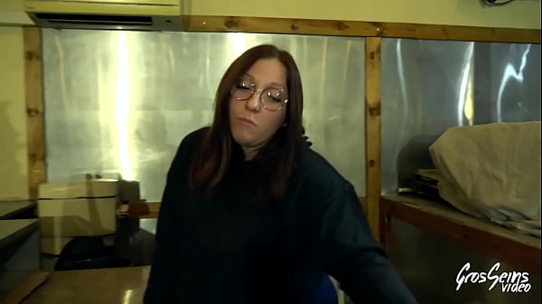 Lily, serveuse coquine, veut une bite pour sa chatte mouillée