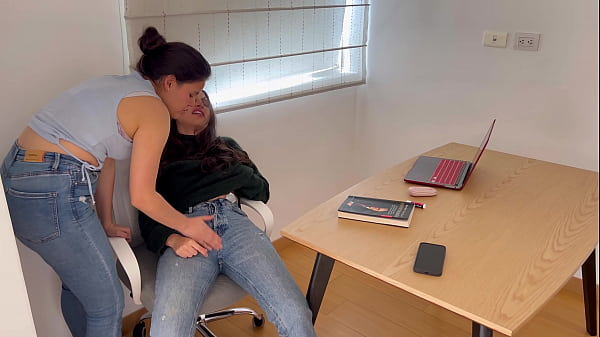 Cumplo mi fetiche de tener sexo lésbico con jeans.