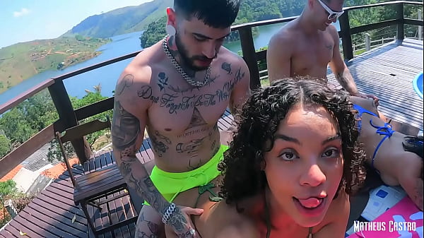 TROCA DE CASAIS FODENDO A BUCETINHA DE DUAS MORENAS SAFADAS EM SITIO PÚBLICO - COLLAB GALEGO BSB - TEASER