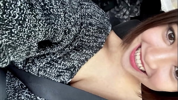 [Exposição ao ar livre no acampamento e sexo matador de voz na varanda com visão total do lado de fora] "É muito aberto!" Enquanto sou tímida, exponho meus enormes seios G-cup enquanto estou dirigindo. Servi&cc