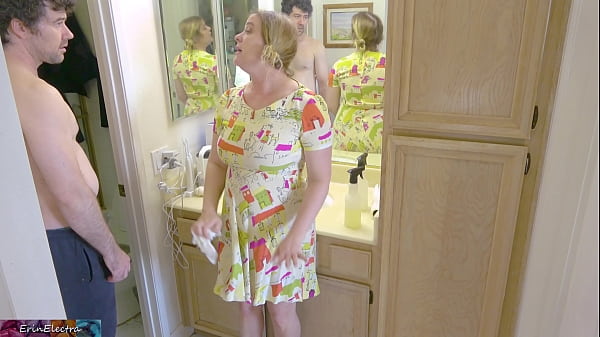 Fucking stepmom while she cleans the bathroom