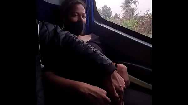 Pedi para um desconhecido tocar uma siririca dentro do onibus para mim ! / Mari e Chell /