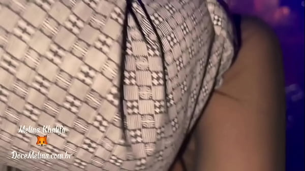 Mel Khalifa vai quase pelada pra balada e chama atenção de todos!