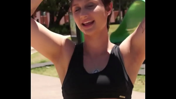 Sadira Hotwife caminhand na Orla com o rosto todo Gozado - Vem ver a cena completa no RED! RAPIDIHAS EROTIKAXXX