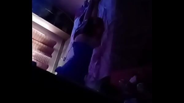 Video de mi hermana espiada con el culo al aire