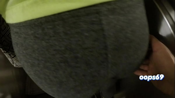 Guy Grinding his Cock in the Ass of a Woman who Goes to Work by Public Train and she Liked !