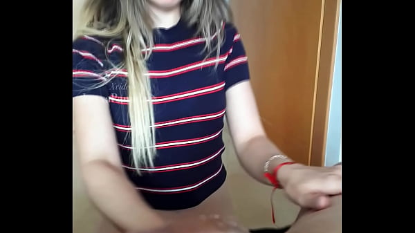MAMADA DE PETITE TEEN , HERMANASTRA CON OJOS BONITOS CHUPA MUY BIEN MI POLLA
