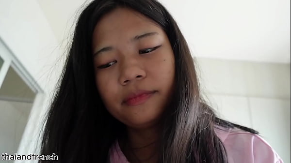 18 years old Asian amateur try to deepthroat for the first time