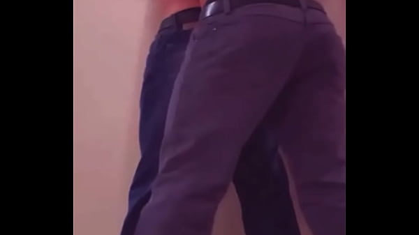 Deportista pasado de copas folla con empleado en los pasillos del hotel