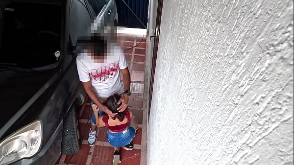 ENCUENTRO UNA POBRE CHICA CAMINANDO POR LA CARRETERA, LE DOY UN AVENTON HASTA EL GARAJE DE MI CASA LA PONGO A CHUPAR, TENIA UN COÑO APRETADO LA CONDENADA, ME SACO LA LECHE Y SOLO LE DOY PARA EL TAXI