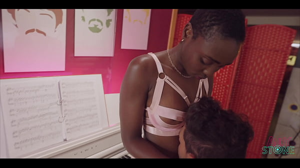 SCREWING A MILF EBONY AT THE PIANO !