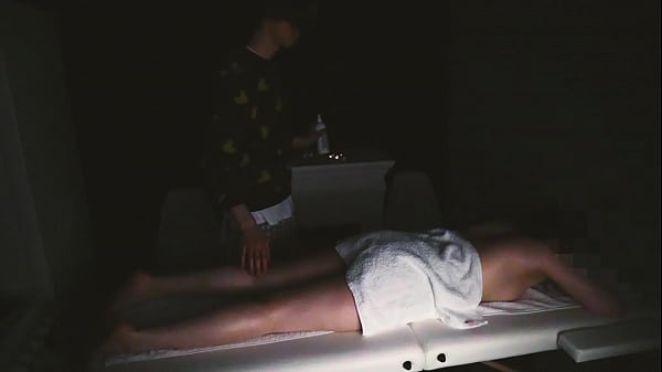 Расслабляющий массаж для обнаженной милашки