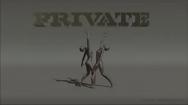 Enquanto Natalli Di Angelo relaxa ao lado de sua piscina, um homem perfura seu cu