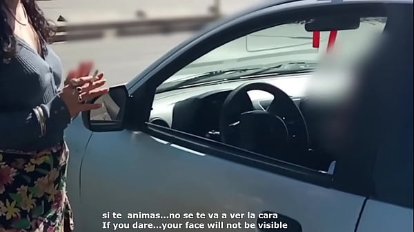 Masturbo a un extraño en su auto mientras mi marido filma todo