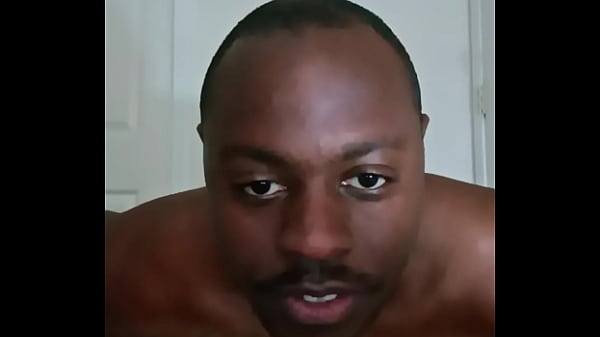 Meztelenül mutatkozik be a főbérlőnek