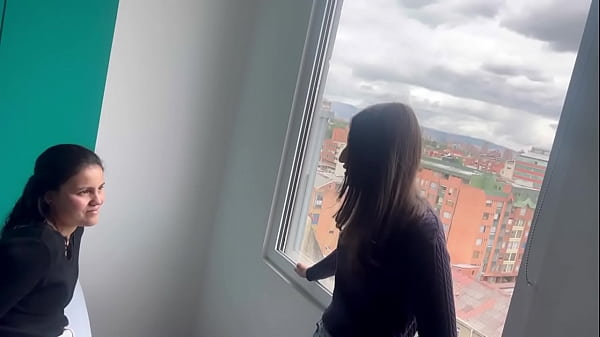 A mi compañera de trabajo le encanta follar en público parte #1