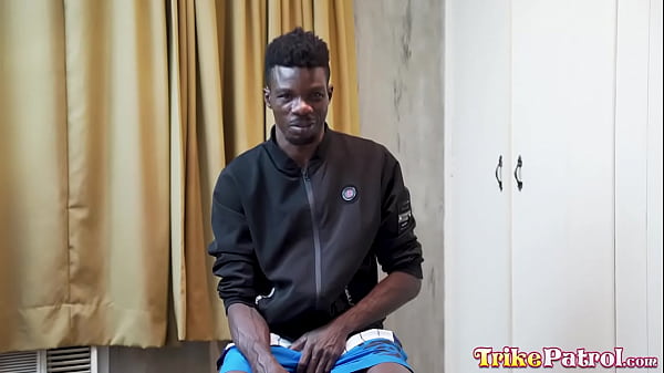 Horny stud finds Filipina pussy during black patrol porn search