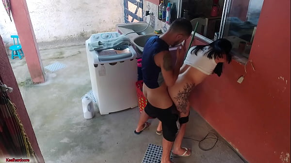 A patroa saiu e a empregada não resistiu meu pau ereto