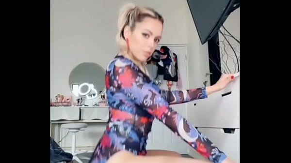 Nadyasonika moving her buttocks Thumbnail