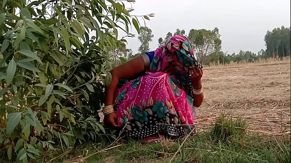 गेहूं का भूसा भरने गयी खेत और चुदवाने लगी