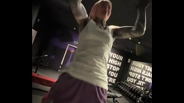 Hora do desafio! Quantas flexões você consegue fazer? Me conte nos comentários! Estou tão animada em ter uma academia aqui perto...