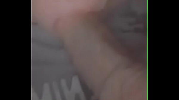 Nagy farkát szopogatja önmagának