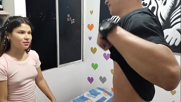 Irmão interrompe sua irmã em seu estudo