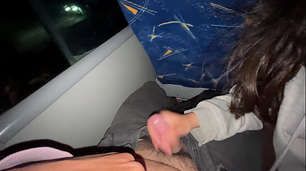 Se la chupo a un pasajero desconocido en un bus real y se corre en mi boca